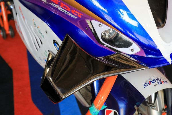 CFRP めっき 依頼 オートバイ 部品　ウィングレット